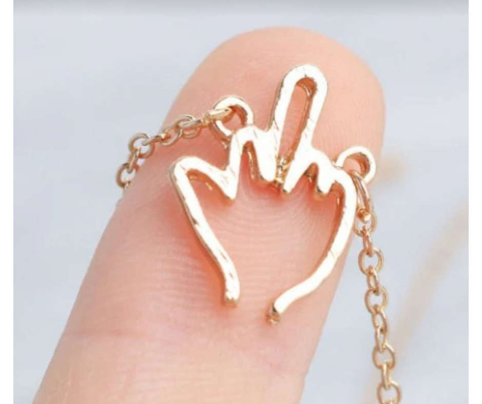 Collar con Gesto Irreverente