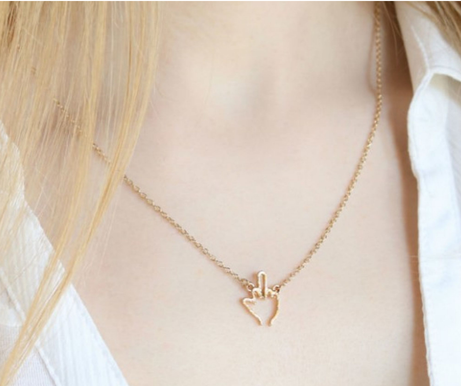 Collar con Gesto Irreverente